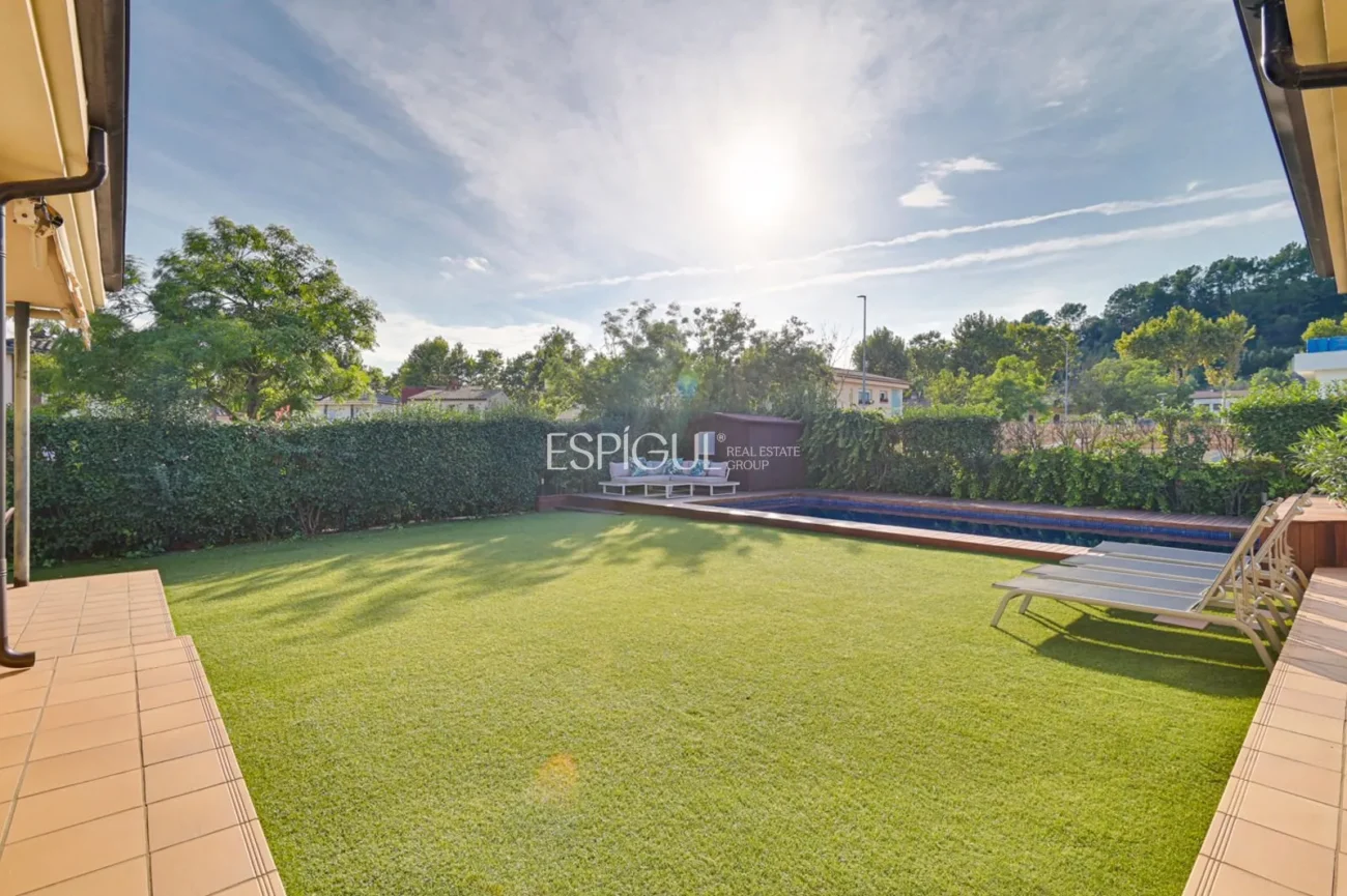 Exclusiva residencia con jardín, piscina y grandes espacios en Sarrià