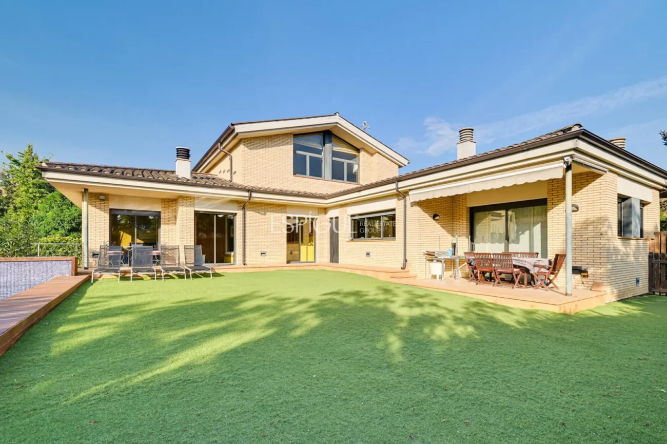 Exclusiva residencia con jardín, piscina y grandes espacios en Sarrià