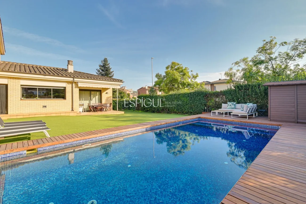 Exclusiva residencia con jardín, piscina y grandes espacios en Sarrià