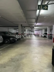 Fantástico parking a la altura del Hipercor de Girona, ¡a 15 minutos del centro!