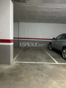 Fantástico parking a la altura del Hipercor de Girona, ¡a 15 minutos del centro!