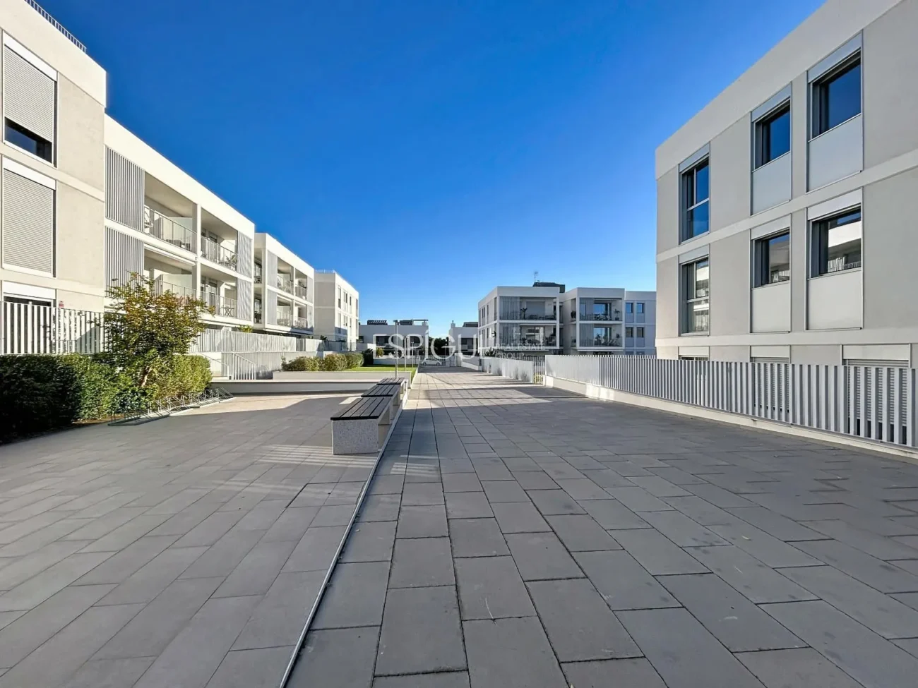 Nouvelle construction de 2024 avec grand balcon, espaces communs et deux places de parking