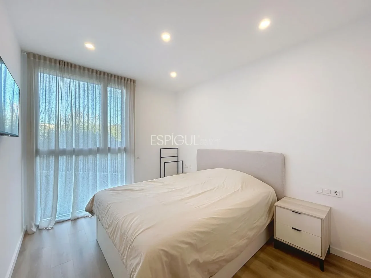 Nouvelle construction de 2024 avec grand balcon, espaces communs et deux places de parking