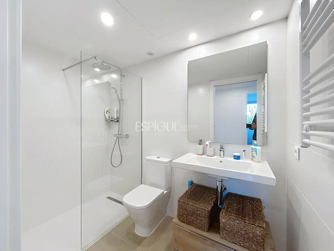 Nouvelle construction de 2024 avec grand balcon, espaces communs et deux places de parking