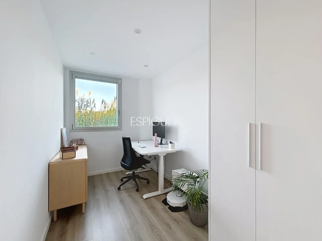 Nouvelle construction de 2024 avec grand balcon, espaces communs et deux places de parking