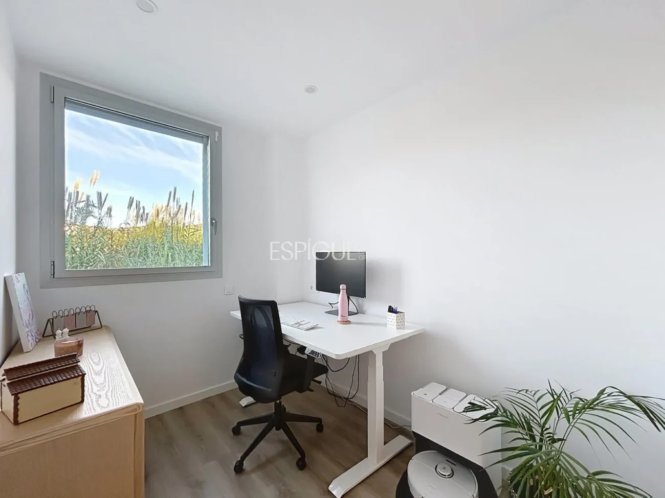 Nouvelle construction de 2024 avec grand balcon, espaces communs et deux places de parking