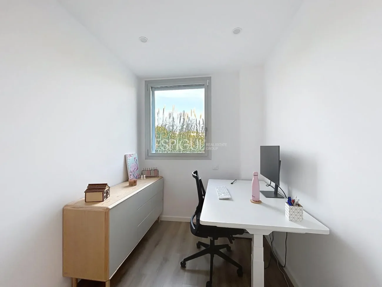 Nouvelle construction de 2024 avec grand balcon, espaces communs et deux places de parking