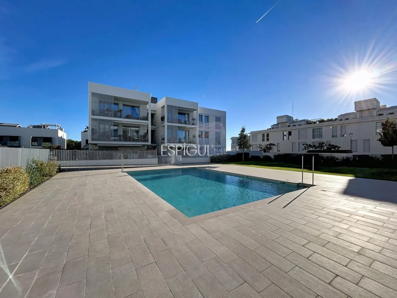 Nouvelle construction de 2024 avec grand balcon, espaces communs et deux places de parking