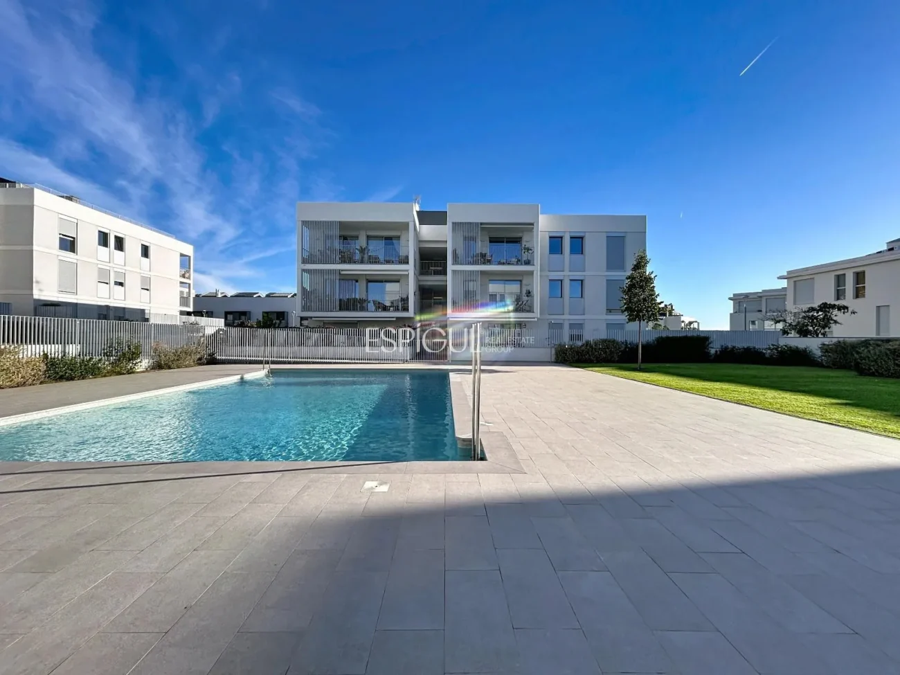 Nouvelle construction de 2024 avec grand balcon, espaces communs et deux places de parking