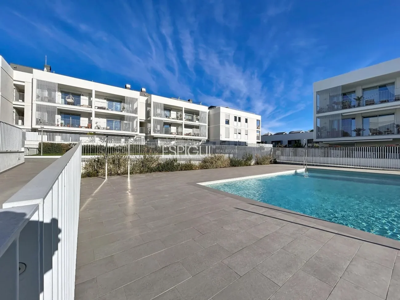 Nouvelle construction de 2024 avec grand balcon, espaces communs et deux places de parking