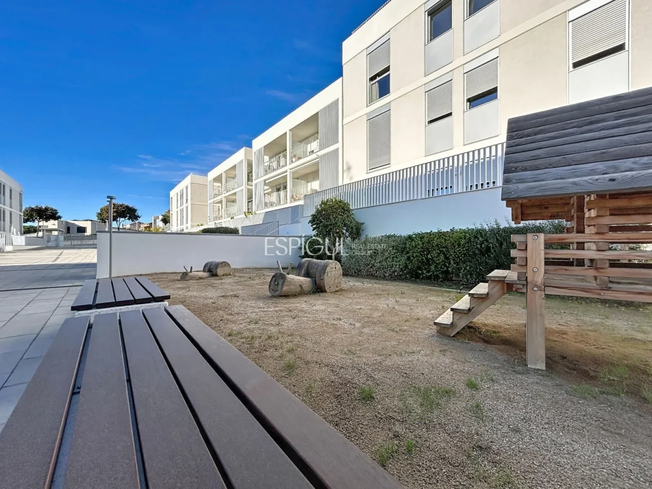 Nouvelle construction de 2024 avec grand balcon, espaces communs et deux places de parking