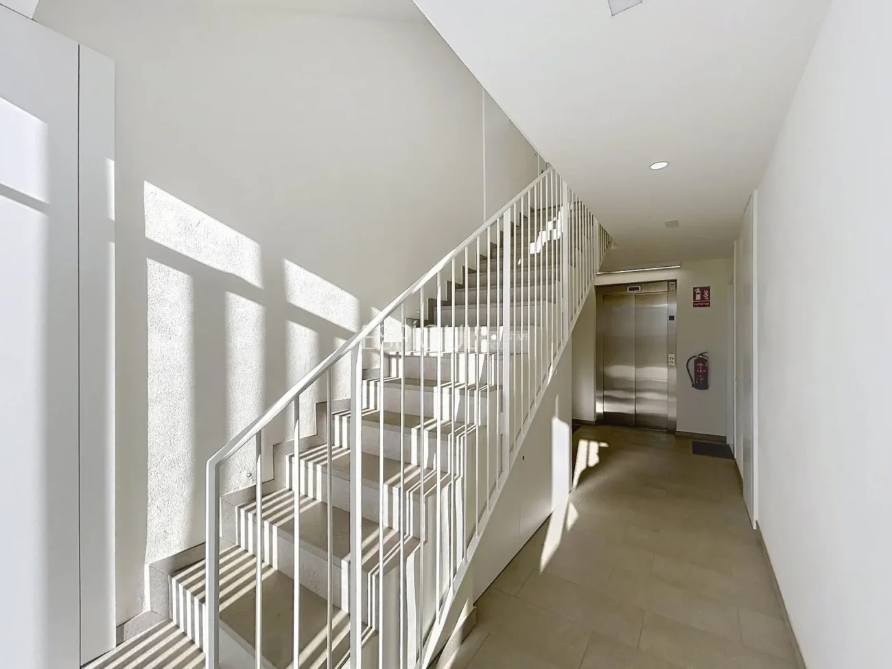 Nouvelle construction de 2024 avec grand balcon, espaces communs et deux places de parking