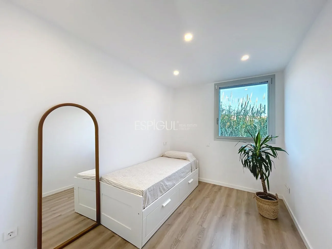 Nouvelle construction de 2024 avec grand balcon, espaces communs et deux places de parking