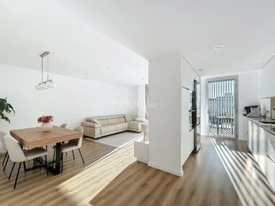 Nouvelle construction de 2024 avec grand balcon, espaces communs et deux places de parking