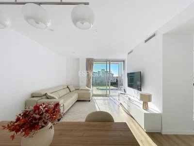 Nouvelle construction de 2024 avec grand balcon, espaces communs et deux places de parking