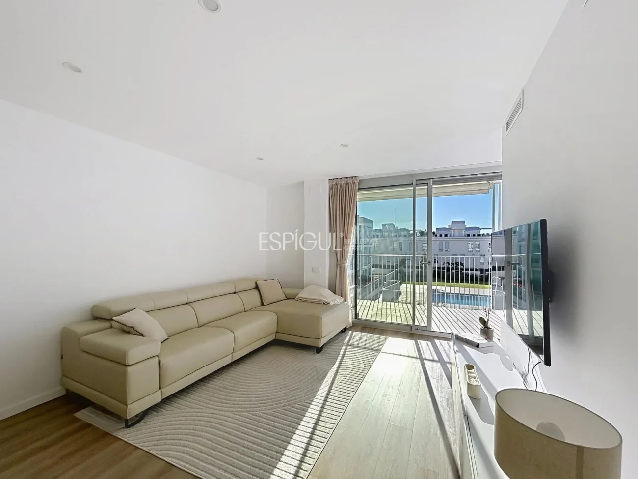 Nouvelle construction de 2024 avec grand balcon, espaces communs et deux places de parking