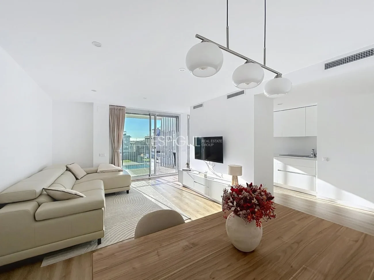 Nouvelle construction de 2024 avec grand balcon, espaces communs et deux places de parking