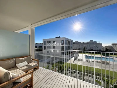 Nouvelle construction de 2024 avec grand balcon, espaces communs et deux places de parking