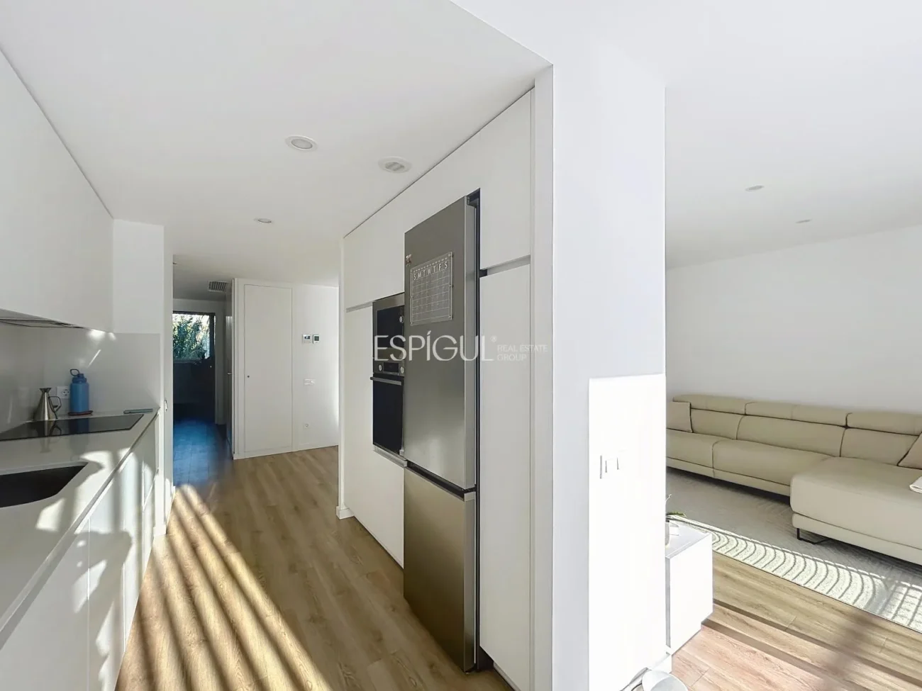 Nouvelle construction de 2024 avec grand balcon, espaces communs et deux places de parking