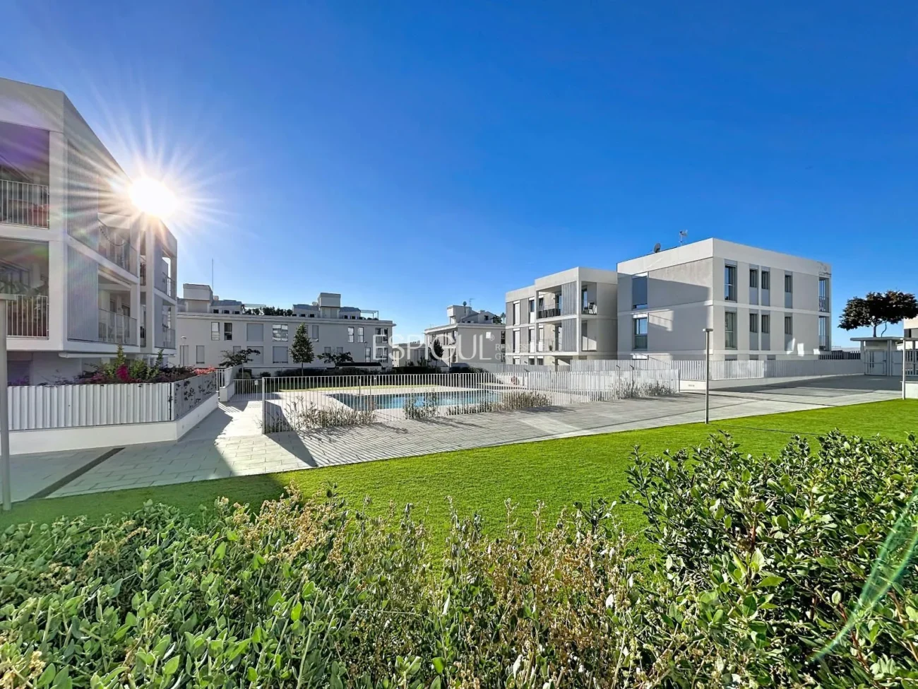 Nouvelle construction de 2024 avec grand balcon, espaces communs et deux places de parking