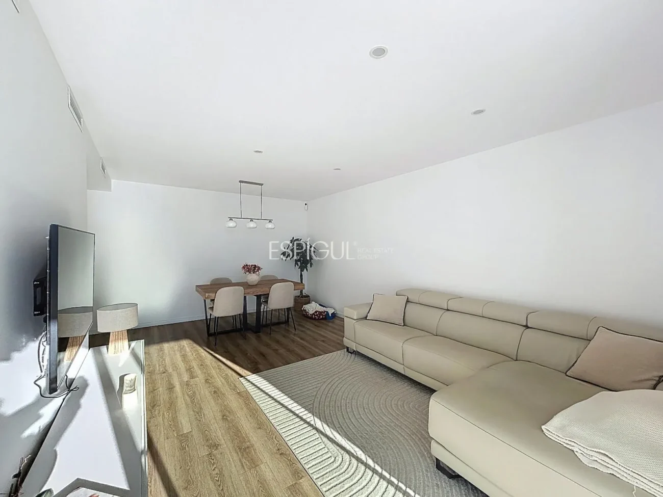 Nouvelle construction de 2024 avec grand balcon, espaces communs et deux places de parking