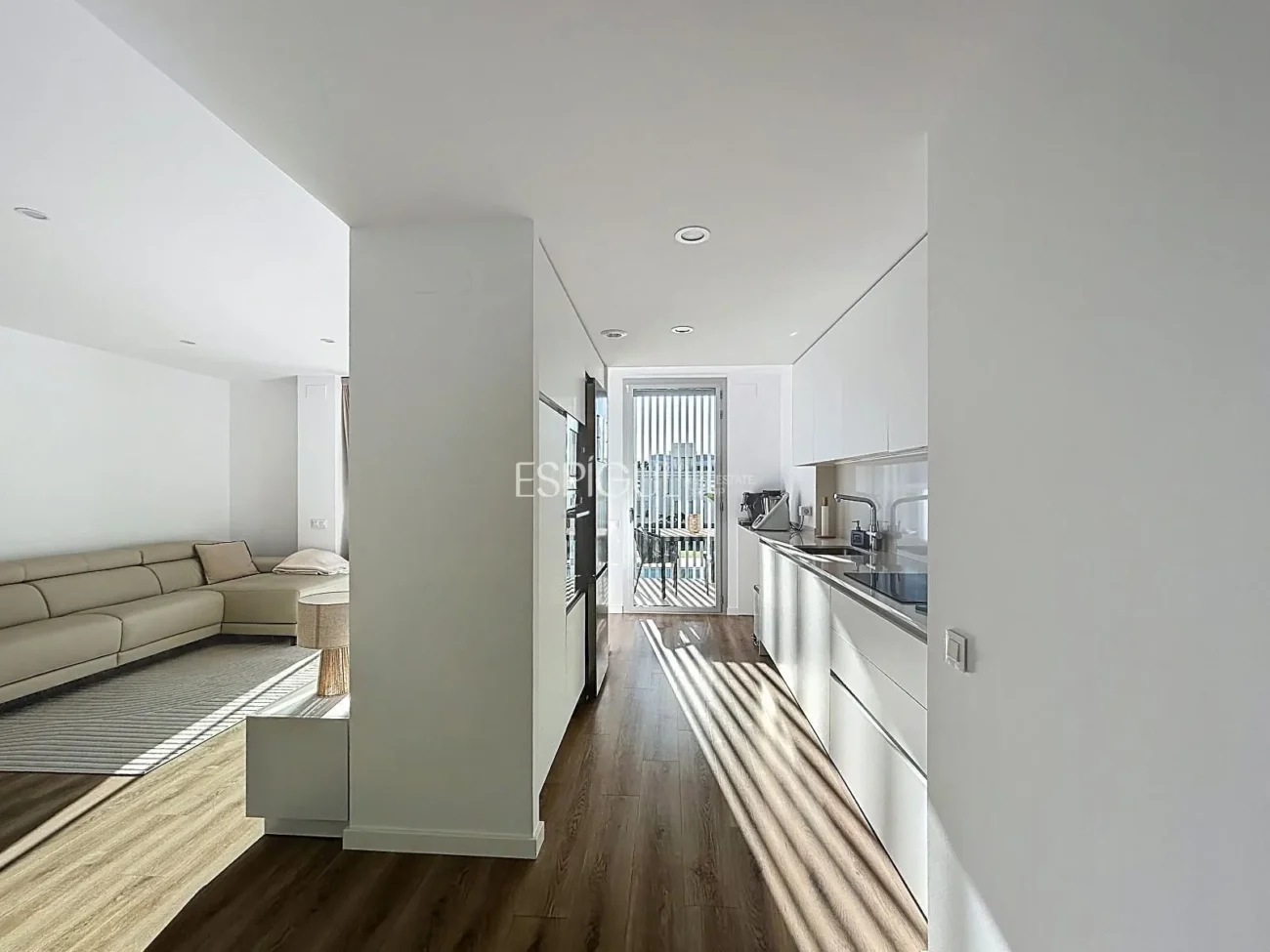 Nouvelle construction de 2024 avec grand balcon, espaces communs et deux places de parking