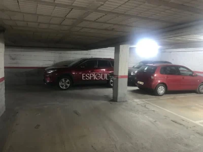 Double parking dans la rue Pare Coll