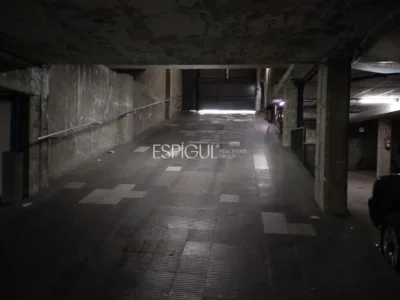 Парковка рядом со школой Maristas и недалеко от AVE