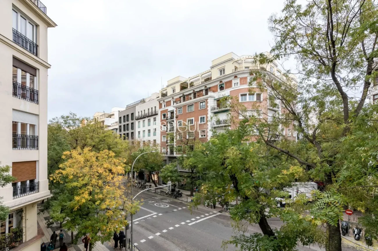 Piso recién reformado en Ayala con terraza