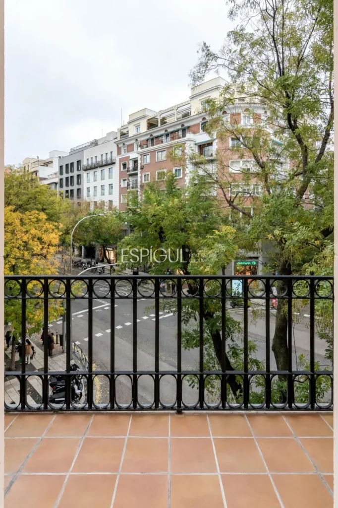 Piso recién reformado en Ayala con terraza