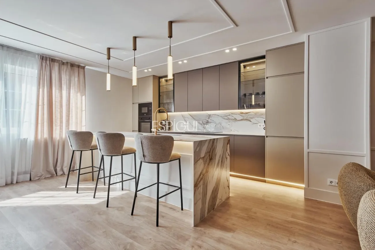 Piso reformado con plaza de garaje en Calle Diego de León, Barrio de Salamanca