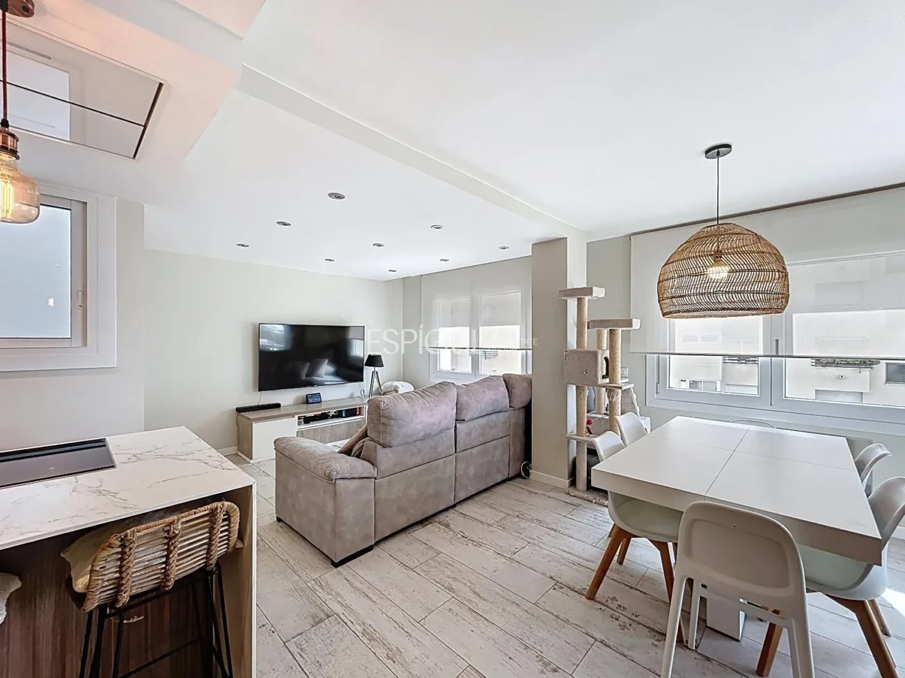 Piso reformado con terraza, vistas al mar, piscina y plaza de garaje en La Xinesca