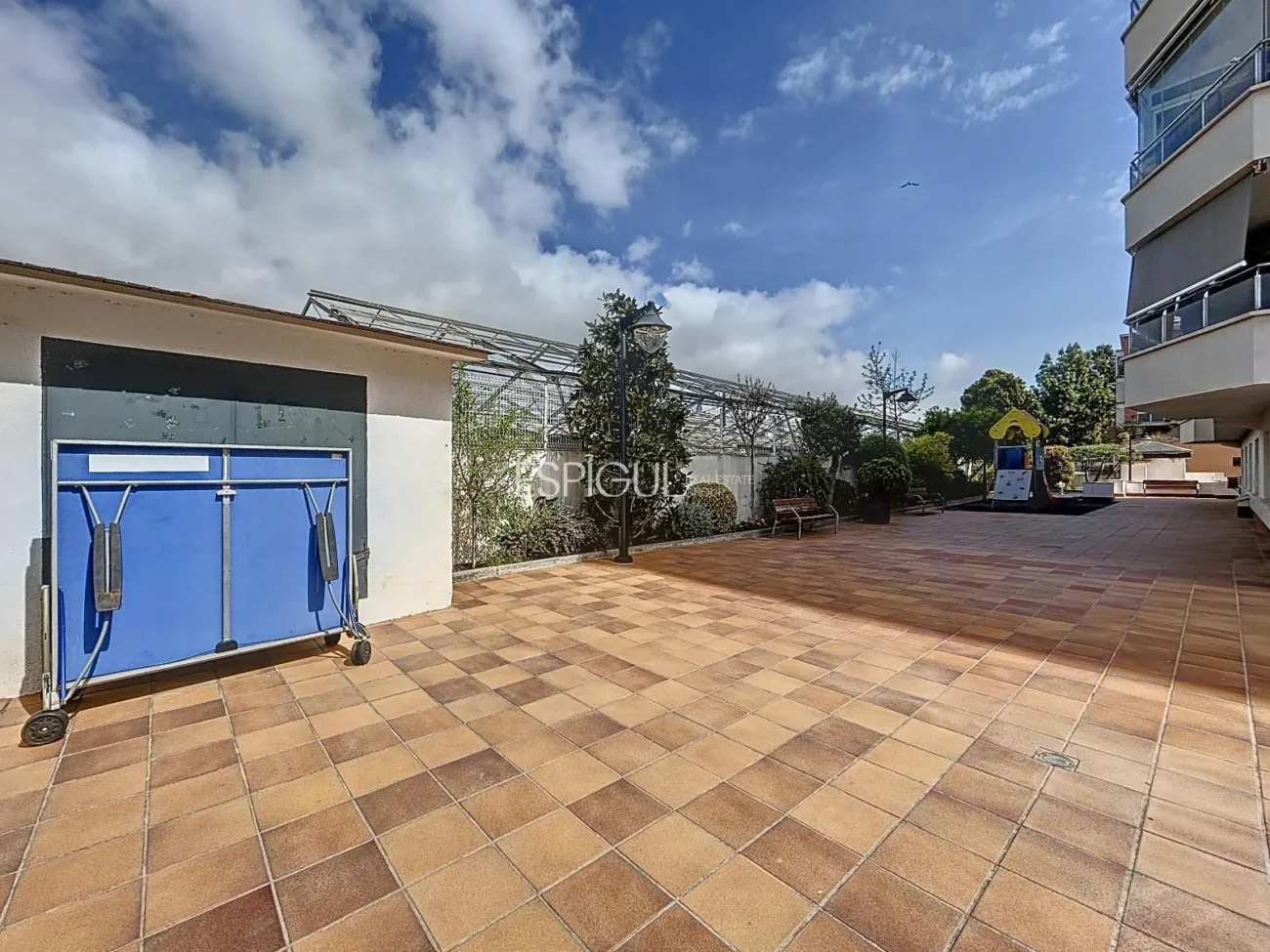 Piso reformado con terraza, vistas al mar, piscina y plaza de garaje en La Xinesca