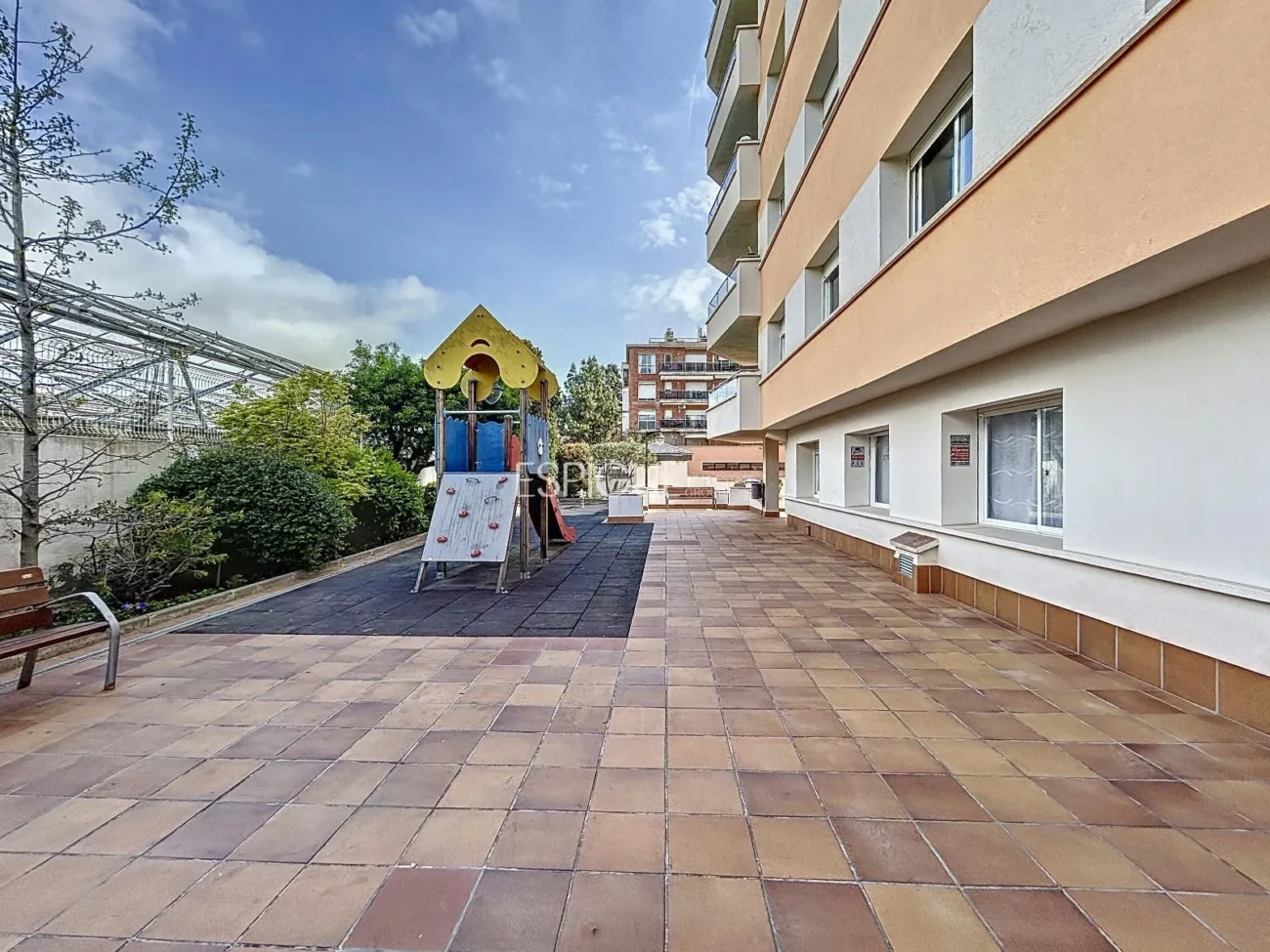 Piso reformado con terraza, vistas al mar, piscina y plaza de garaje en La Xinesca