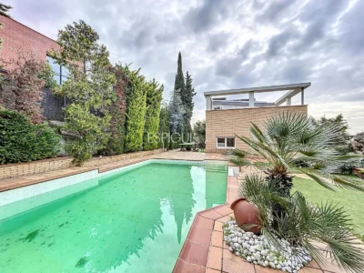 Недвижимость с прекрасным панорамным видом в Сант-Бергер, Тейя