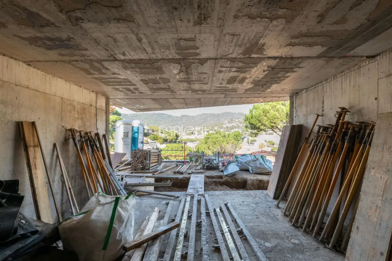 Эксклюзивный проект в самом сердце Кабрильса – элегантность, свет и современная архитектура