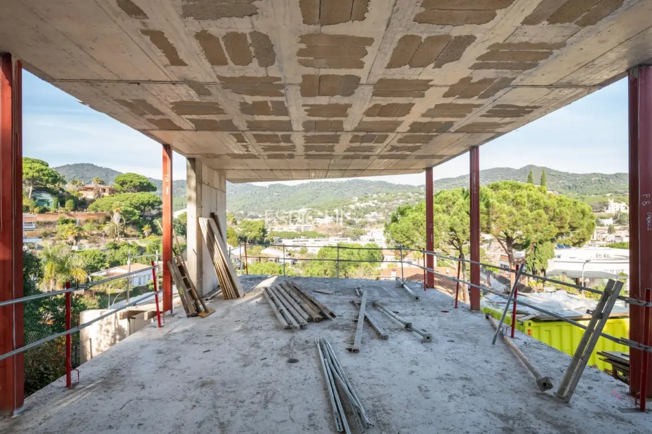 Эксклюзивный проект в самом сердце Кабрильса – элегантность, свет и современная архитектура