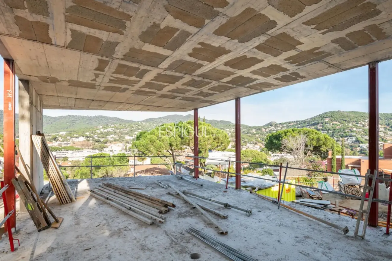 Эксклюзивный проект в самом сердце Кабрильса – элегантность, свет и современная архитектура