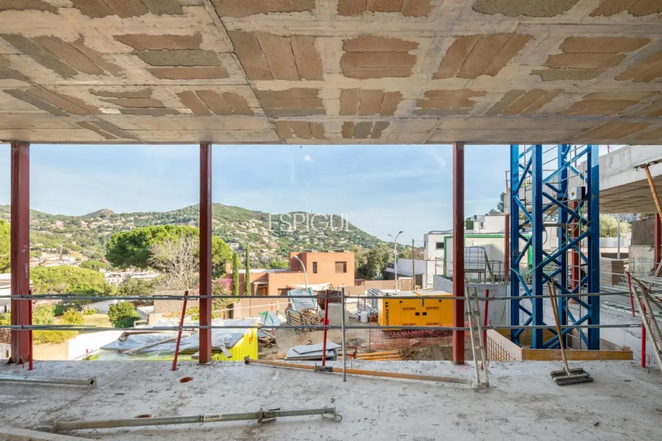 Эксклюзивный проект в самом сердце Кабрильса – элегантность, свет и современная архитектура