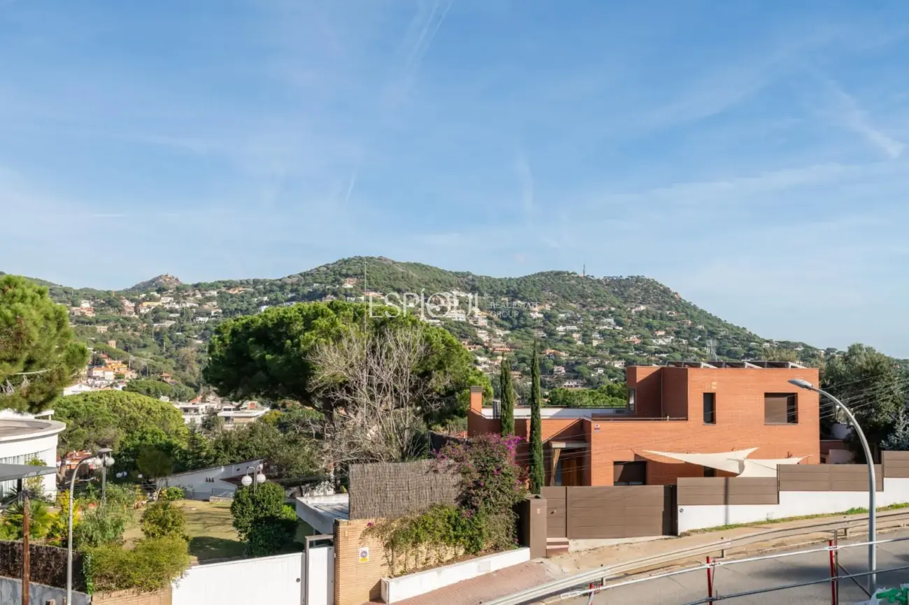 Эксклюзивный проект в самом сердце Кабрильса – элегантность, свет и современная архитектура