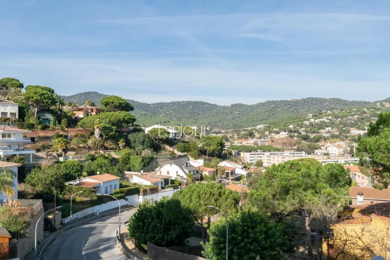 Эксклюзивный проект в самом сердце Кабрильса – элегантность, свет и современная архитектура