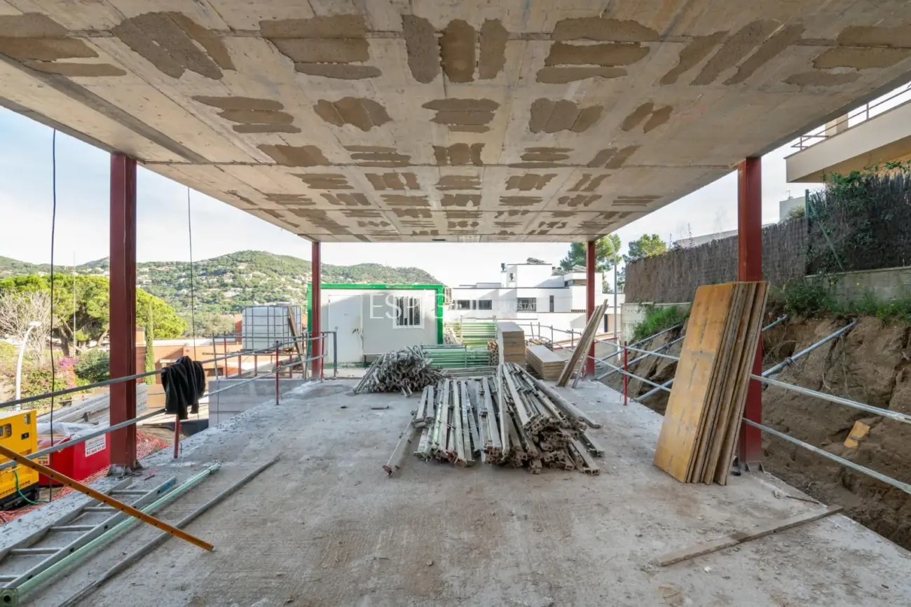 Эксклюзивный проект в самом сердце Кабрильса – элегантность, свет и современная архитектура