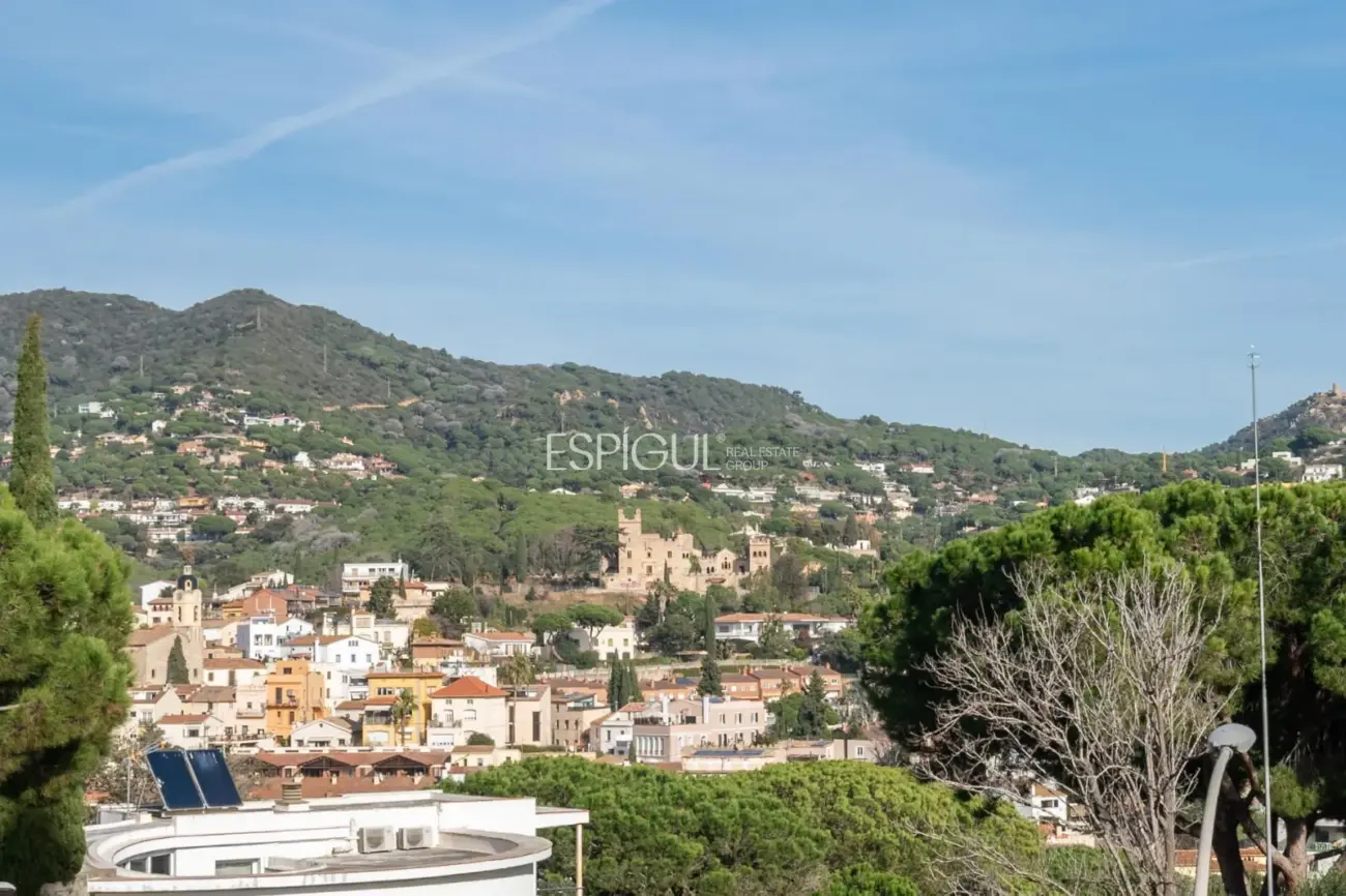 Эксклюзивный проект в самом сердце Кабрильса – элегантность, свет и современная архитектура