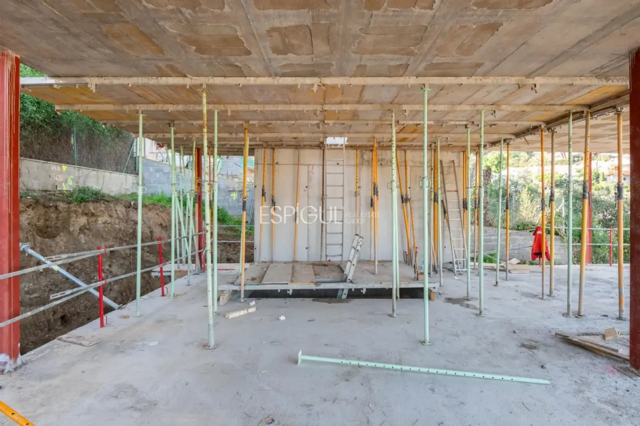 Эксклюзивный проект в самом сердце Кабрильса – элегантность, свет и современная архитектура