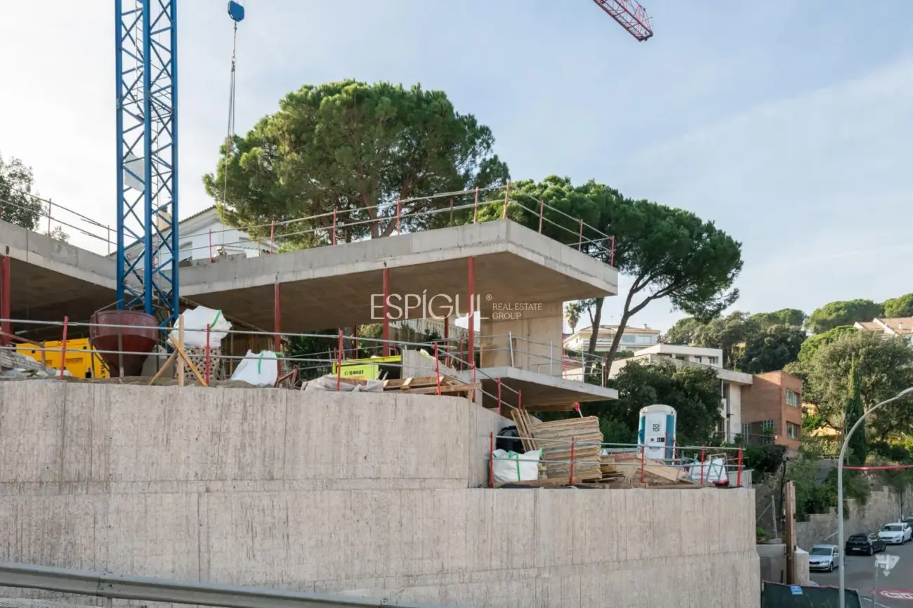 Эксклюзивный проект в самом сердце Кабрильса – элегантность, свет и современная архитектура