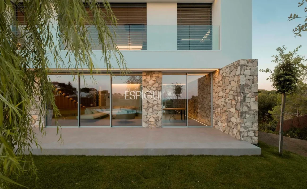 Residencia de diseño contemporáneo en Teià con piscina y jardín privado