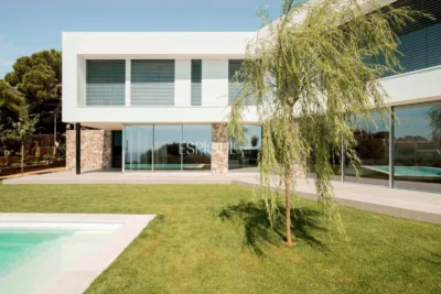 Residencia de diseño contemporáneo en Teià con piscina y jardín privado