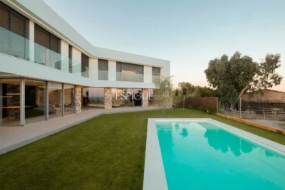 Residencia de diseño contemporáneo en Teià con piscina y jardín privado
