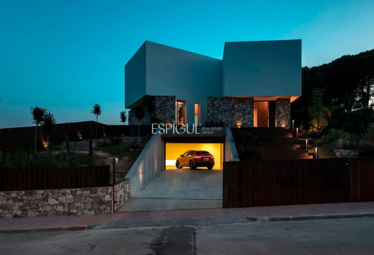 Residencia de diseño contemporáneo en Teià con piscina y jardín privado