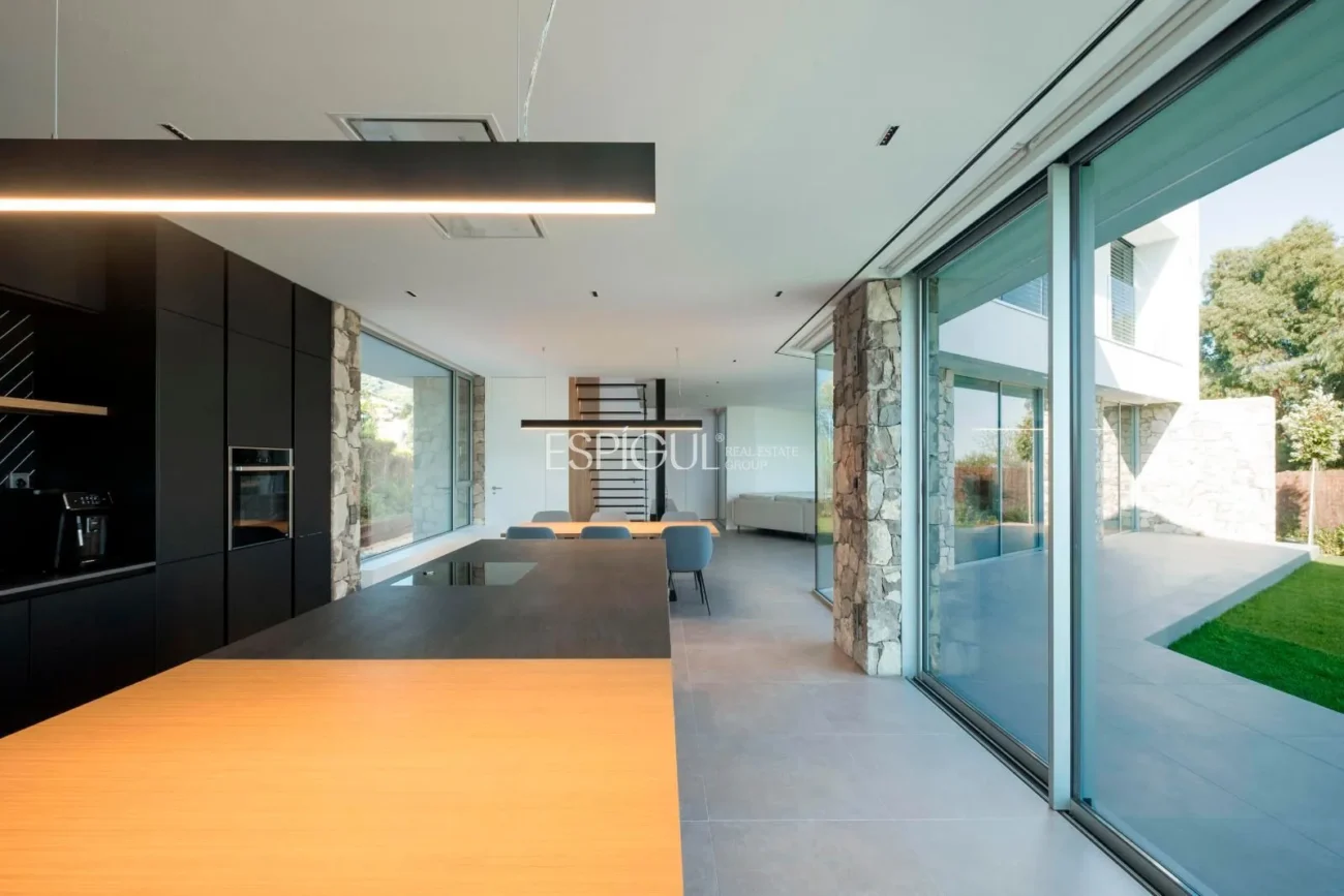 Residencia de diseño contemporáneo en Teià con piscina y jardín privado